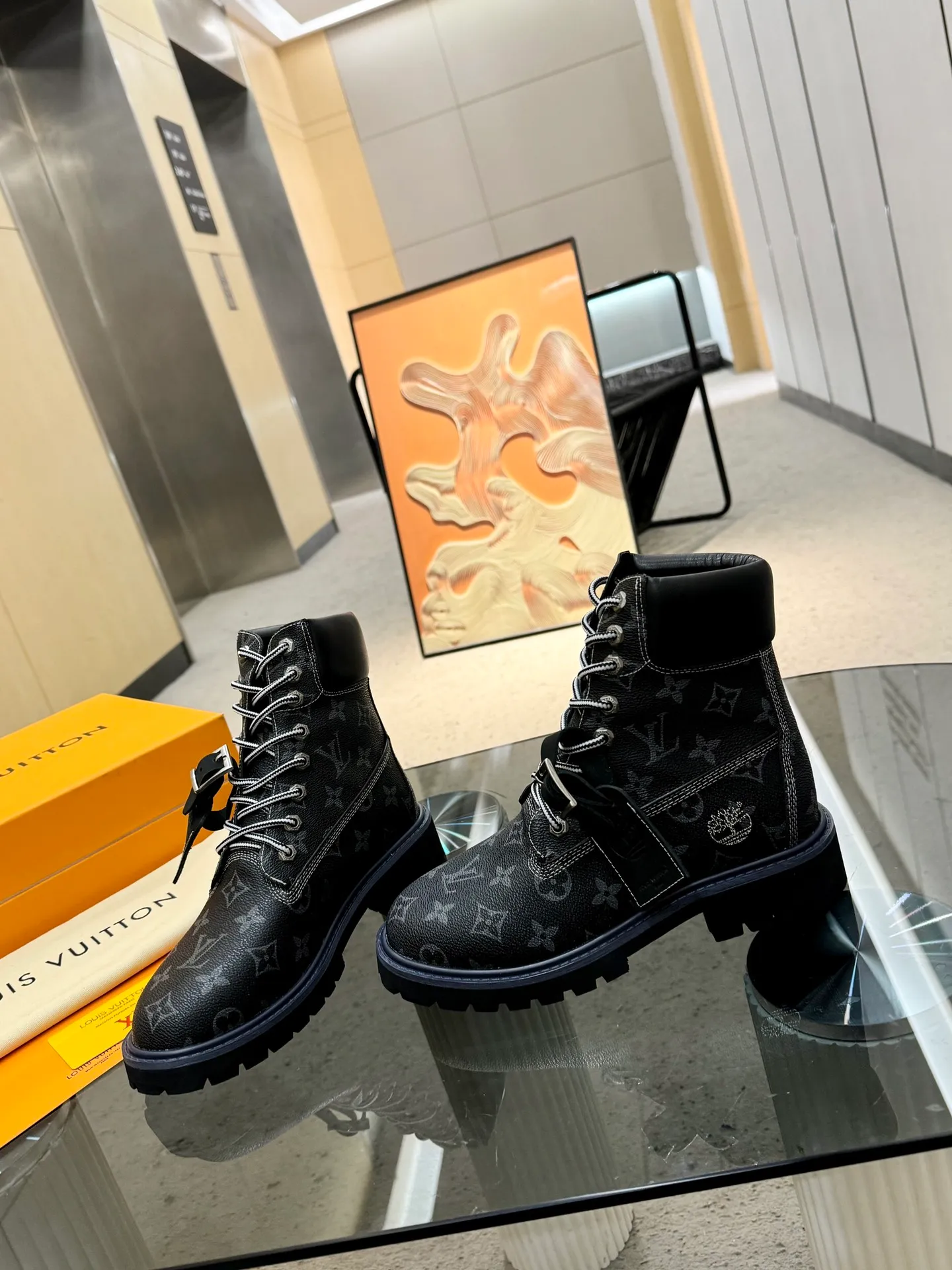 👟👟Ex-factory price 560👟👟 Men's size +20 Top version: 🏆Louis Vuitton x Timberland co-branded Via Instagram Lv ²⁰²4𝐬𝐬 Early autumn Timberland rhubarb boots worn by many stars 💯Multiple sets of outfits, autumn and winter limited edition👊 It is very difficult to buy at counters. This will be the first explosive version to detonate early autumn. It is worthy of having a unique fashion trend leading style. It is highly recommended to buy. Fabric: first layer nubuck leather. Lining: cowhide lining. Outsole: two-color rubber (sole thickness 5cm). Size: Female 35-41 (41 customized) Male 39-45 (45 customized)
